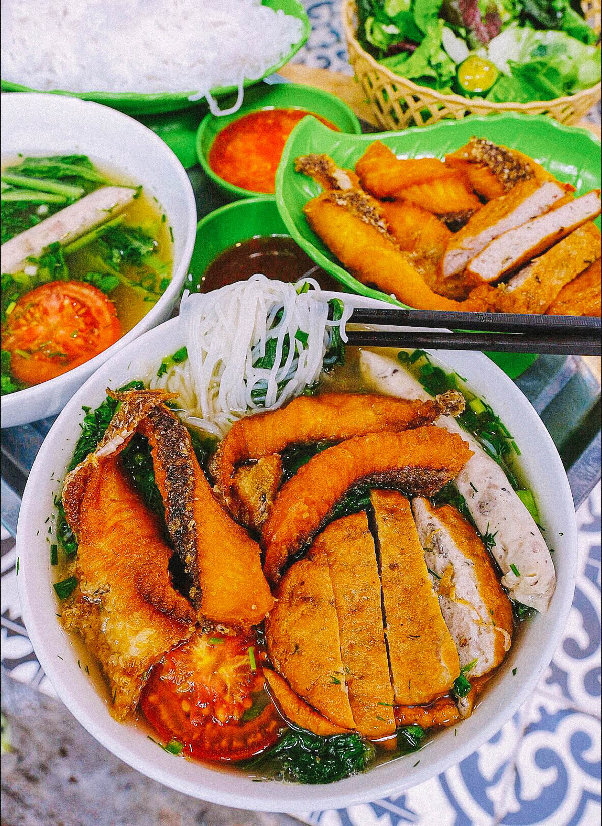 Ở ngõ chợ Vĩnh Hồ cũng có hàng loạt quán bán bún cá chấm sốt me, nhưng được chấm điểm cao nhất là hàng bún Trung Vũ. Ảnh: Công Vũ