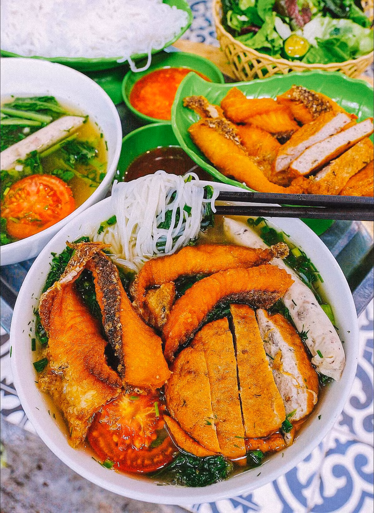 Ở ngõ chợ Vĩnh Hồ cũng có hàng loạt quán bán bún cá chấm sốt me, nhưng được chấm điểm cao nhất là hàng bún Trung Vũ. Ảnh: Công Vũ