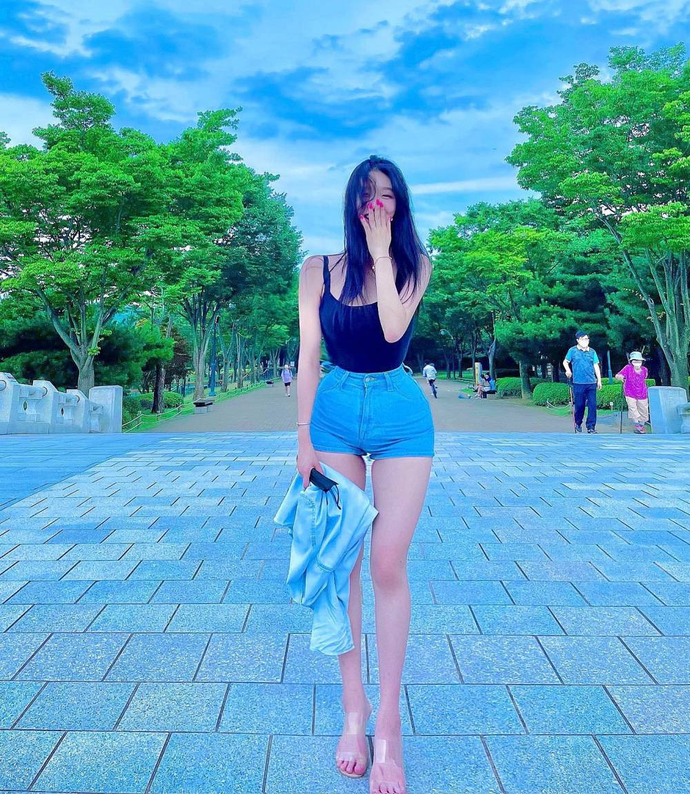 Được biết, Kim Hyun Young từng đăng quang Miss Green Korea Model 2019, Miss Intercontinental Star 2019.