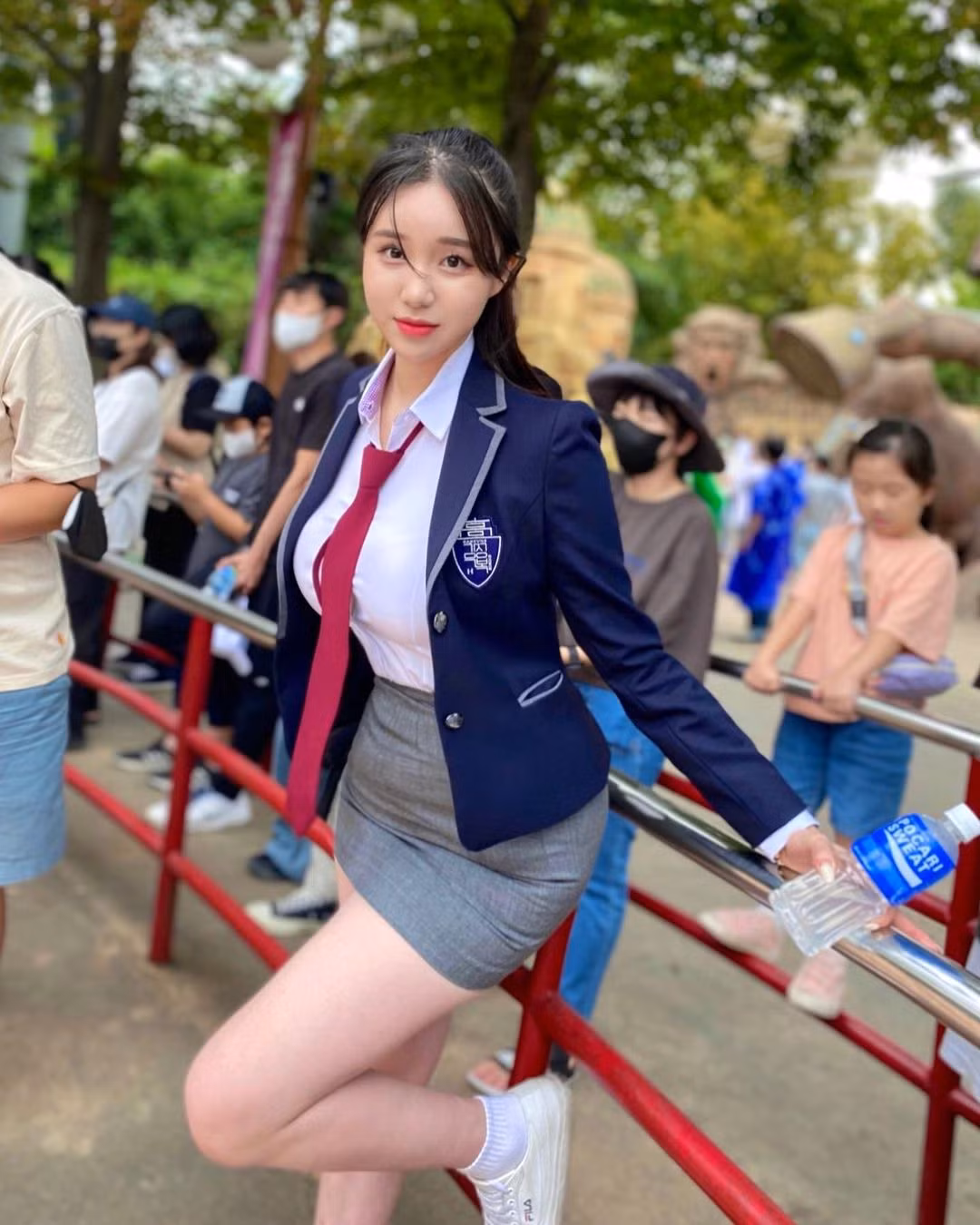 Người đẹp xứ Hàn lựa chọn bộ đồng phục nữ sinh với chân váy juyp kết hợp với áo sơ mi, khoác ngoài áo dáng vest và sử dụng thêm cà vạt.