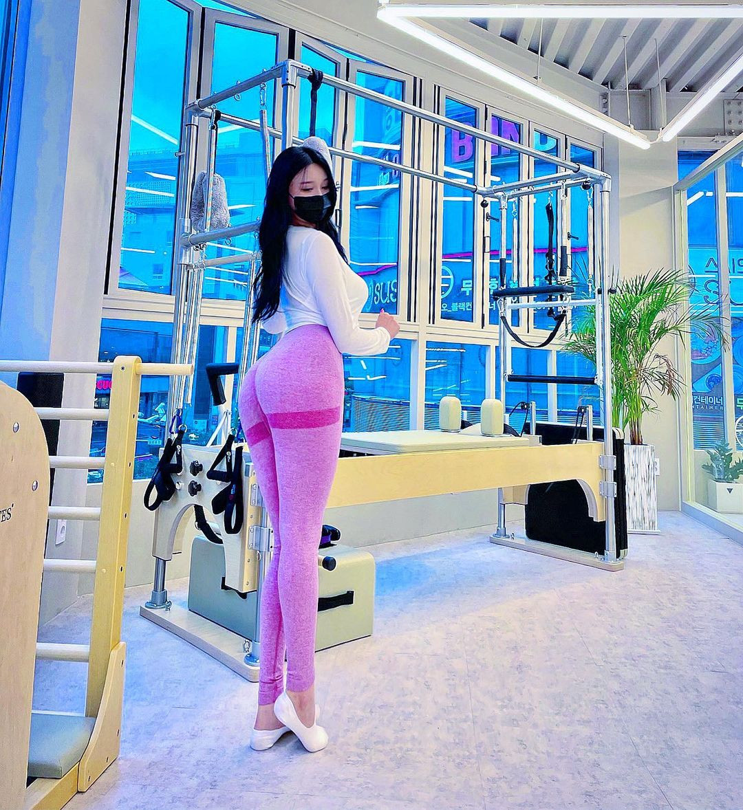 Theo dõi trang cá nhân của Kim Hyun Young có thể thấy người đẹp ăn vận khá ấn tượng với những item thiên về hình ảnh quyến rũ nhưng vẫn mang đến cảm nhận về sự năng động, trẻ trung.