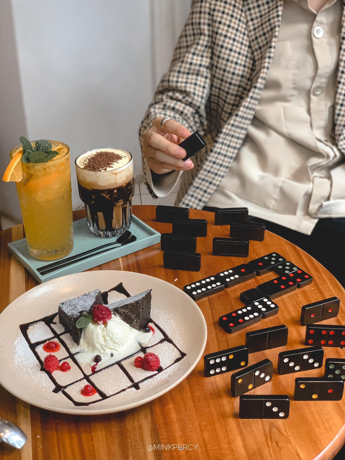 Một quán cafe năng động và hiện đại rất phù hợp với các nhóm bạn trẻ đến trải nghiệm và cùng chơi với nhau. Một số gợi ý như quán Mobius space - Cafe &amp; Boardgame, 137 Nguyễn Chí Thanh; Mezzico Coffee, Số 25 Hàm Long. Ảnh: Minh Percy