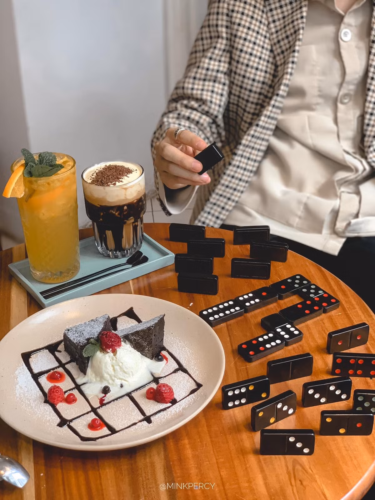 Một quán cafe năng động và hiện đại rất phù hợp với các nhóm bạn trẻ đến trải nghiệm và cùng chơi với nhau. Một số gợi ý như quán Mobius space - Cafe &amp; Boardgame, 137 Nguyễn Chí Thanh; Mezzico Coffee, Số 25 Hàm Long. Ảnh: Minh Percy