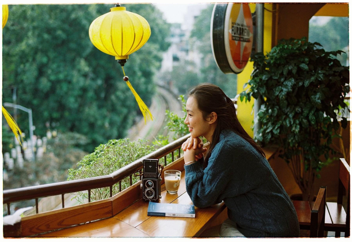 Mô hình cafe đường tàu từ khi bắt đầu hoạt động đã thu hút du khách trong và ngoài nước. Họ đến và trải nghiệm cảm giác được nhâm nhi ly cafe khi đoàn tàu chạy qua khu phố cổ với nhà cửa san sát hai bên. Ảnh: Hanh Le