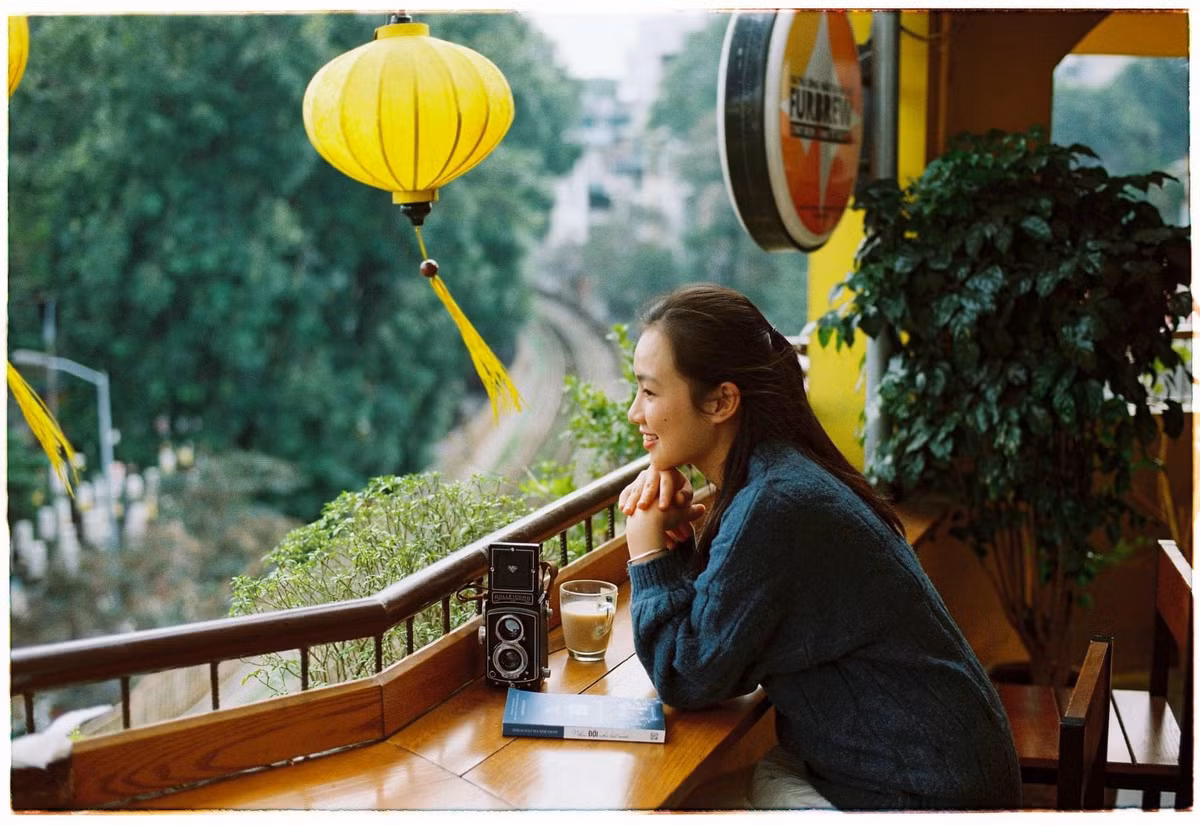 Mô hình cafe đường tàu từ khi bắt đầu hoạt động đã thu hút du khách trong và ngoài nước. Họ đến và trải nghiệm cảm giác được nhâm nhi ly cafe khi đoàn tàu chạy qua khu phố cổ với nhà cửa san sát hai bên. Ảnh: Hanh Le