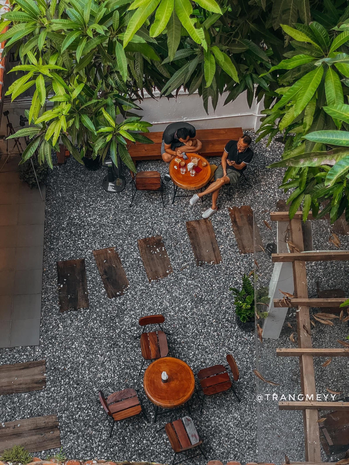 Không gian ngoài trời của những quán cafe kiểu này cho ta tận hưởng trọn vẹn mọi tia sáng tự nhiên, khắp nơi đều có cây lá xanh mơn mởn. Một số cái tên được ưa chuộng hiện nay như Tiny Signature, S.ii.U Coffee,...Ảnh: Thu Trang