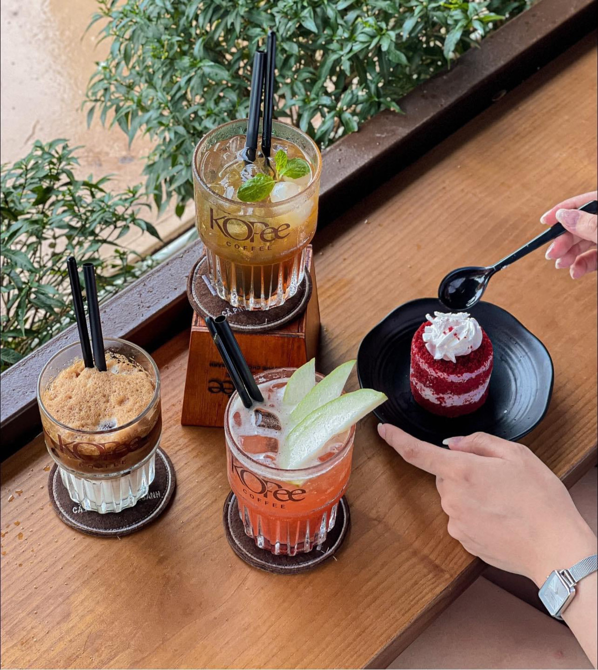 Ngồi cafe mà có chiếc view thẳng ra hồ Tây thì không còn gì bằng nữa rồi! Những nơi này cũng là địa điểm lý tưởng để đón những ánh chiều hoàng hôn. Ảnh: Duc Anh Nguyen