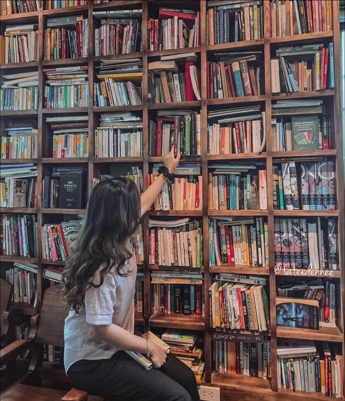 Đối với những người mê sách và thích đọc sách thì đến check in quán cafe sách là điều không có gì thú vị bằng. Đây cũng là một trong những kiểu quán cafe thịnh hành thời gian qua. Ảnh: Song Anh