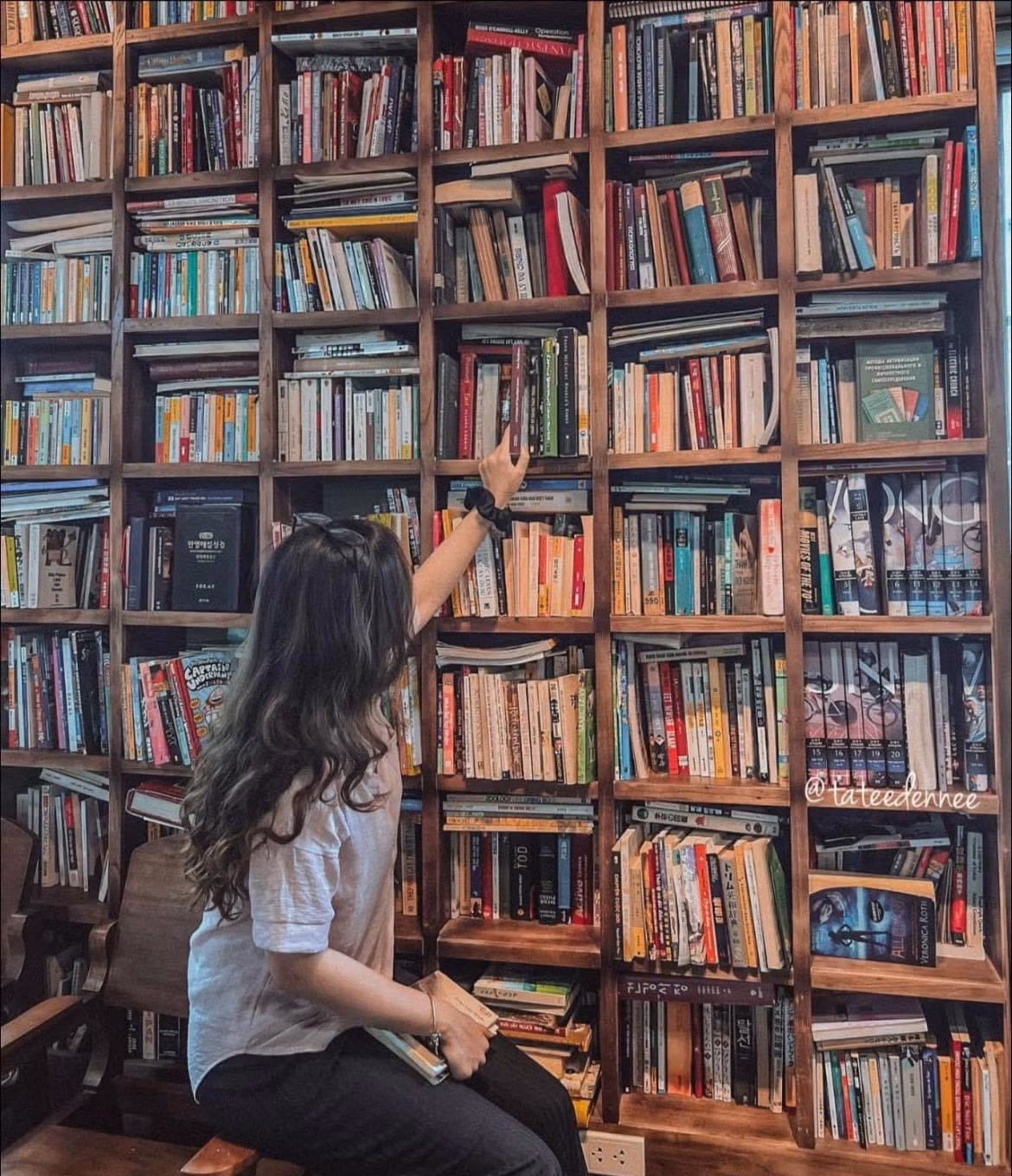 Đối với những người mê sách và thích đọc sách thì đến check in quán cafe sách là điều không có gì thú vị bằng. Đây cũng là một trong những kiểu quán cafe thịnh hành thời gian qua. Ảnh: Song Anh