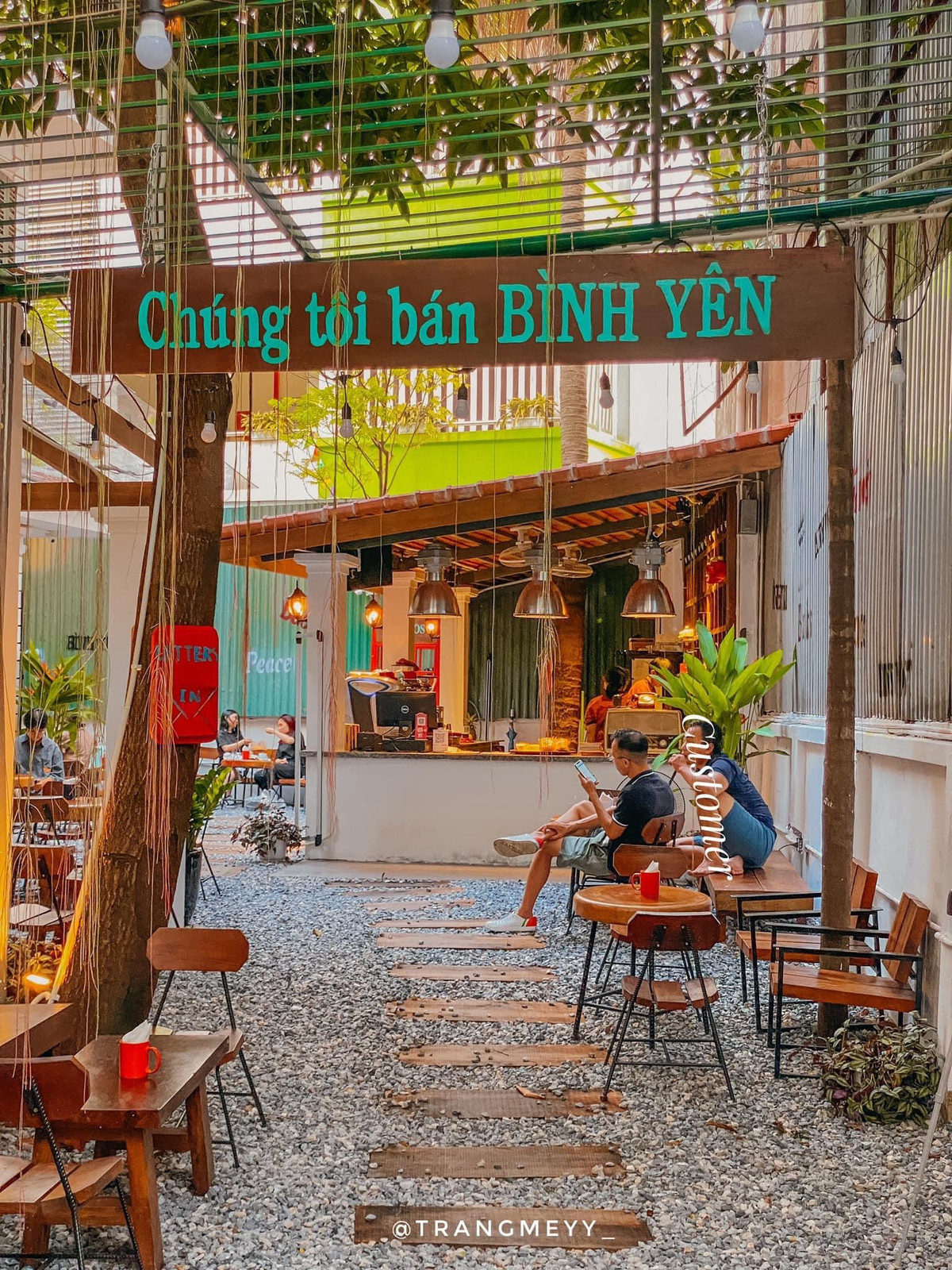 Ngoài kiểu cafe rooftop, các quán theo phong cách sân vườn cũng thu hút nhiều bạn trẻ đến check in, đặc biệt vào dịp cuối tuần. Ảnh: Thu Trang