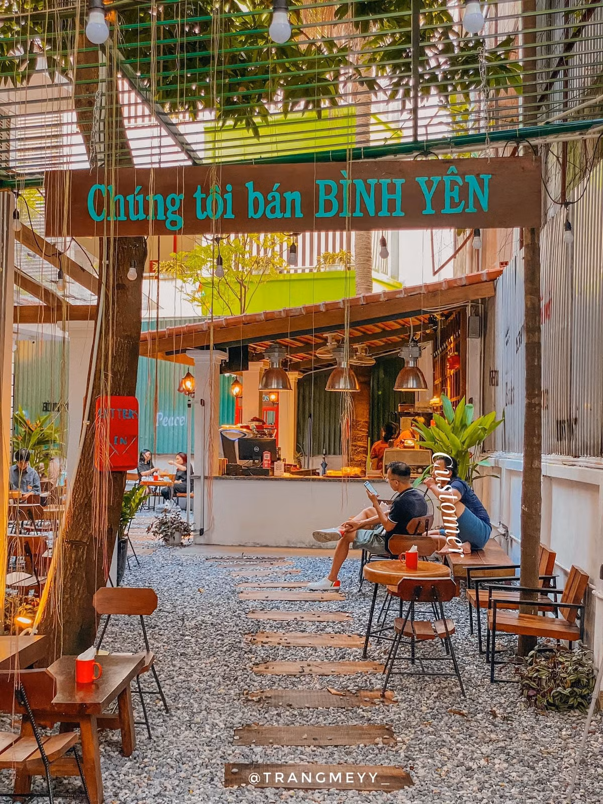 Ngoài kiểu cafe rooftop, các quán theo phong cách sân vườn cũng thu hút nhiều bạn trẻ đến check in, đặc biệt vào dịp cuối tuần. Ảnh: Thu Trang