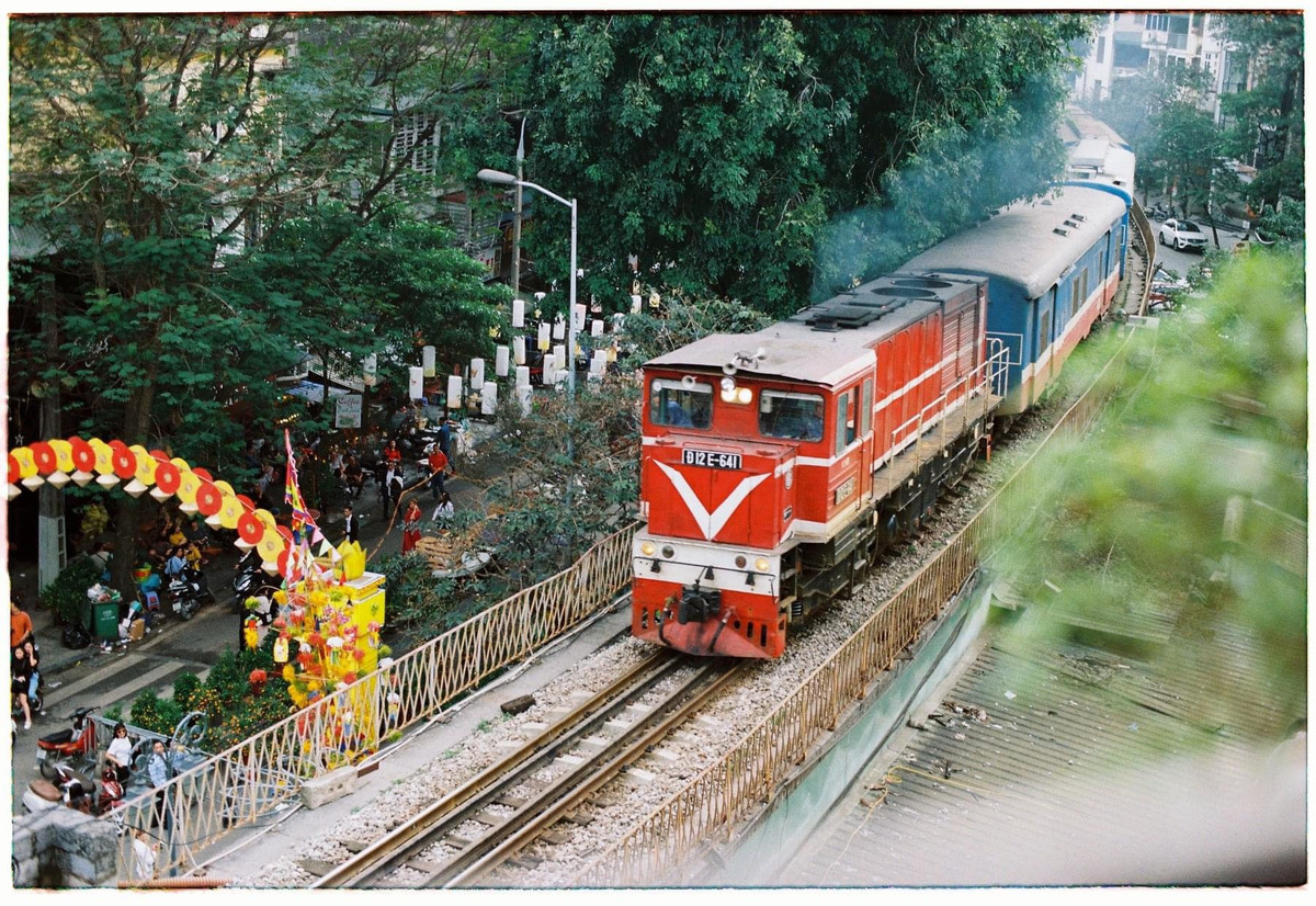 Hiện tại những quán cafe ngắm đường tàu chạy qua đã dừng hoạt động, nhiều người đã bày tỏ tiếc nuối khi mô hình cafe này bị "khai tử". Ảnh: Minh Minh Ngọc