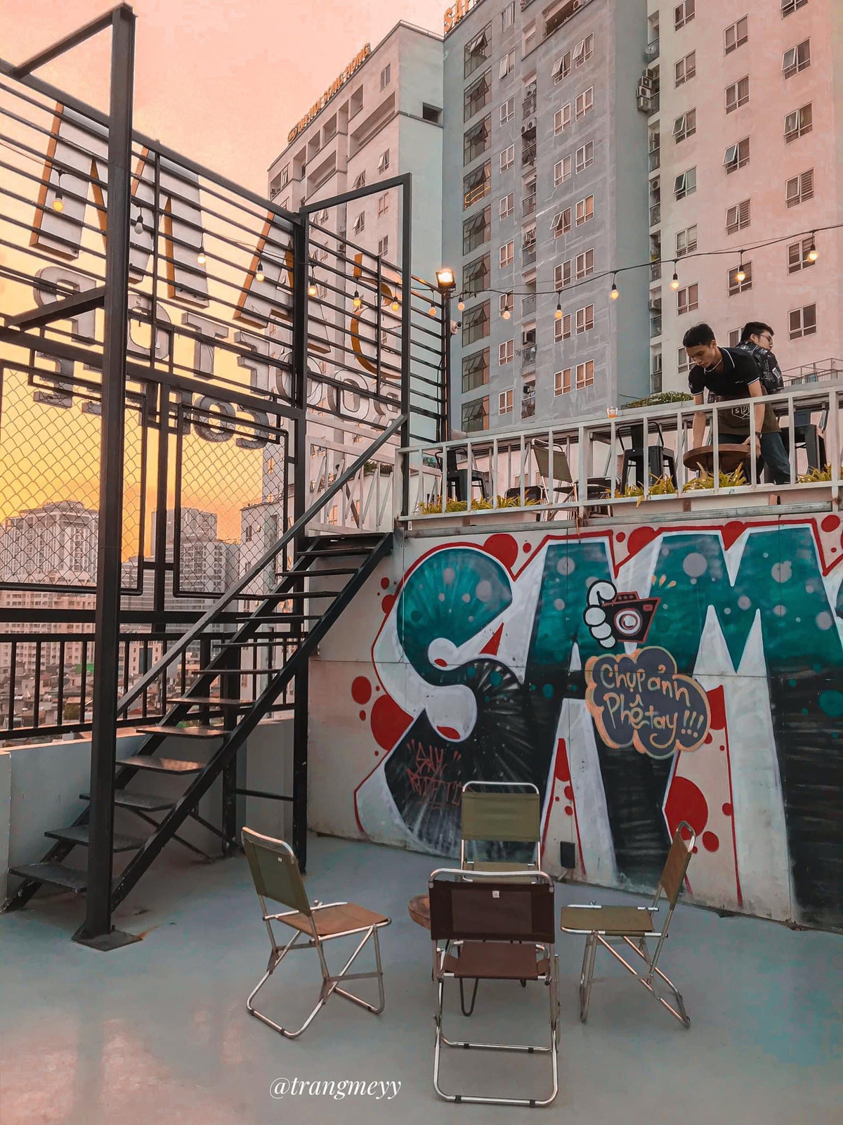Các quán cafe Hà Nội kiểu rooftop thường đông vào buổi tối, lúc này thành phố lên đèn, bạn sẽ cảm nhận được sự nhộn nhịp về đêm của thủ đô. Một trong những quán được ưa thích nhất là Trill Rooftop Cafe, EM Rooftop Coffee, Sam Rooftop Coffee,...Ảnh: Thu Trang
