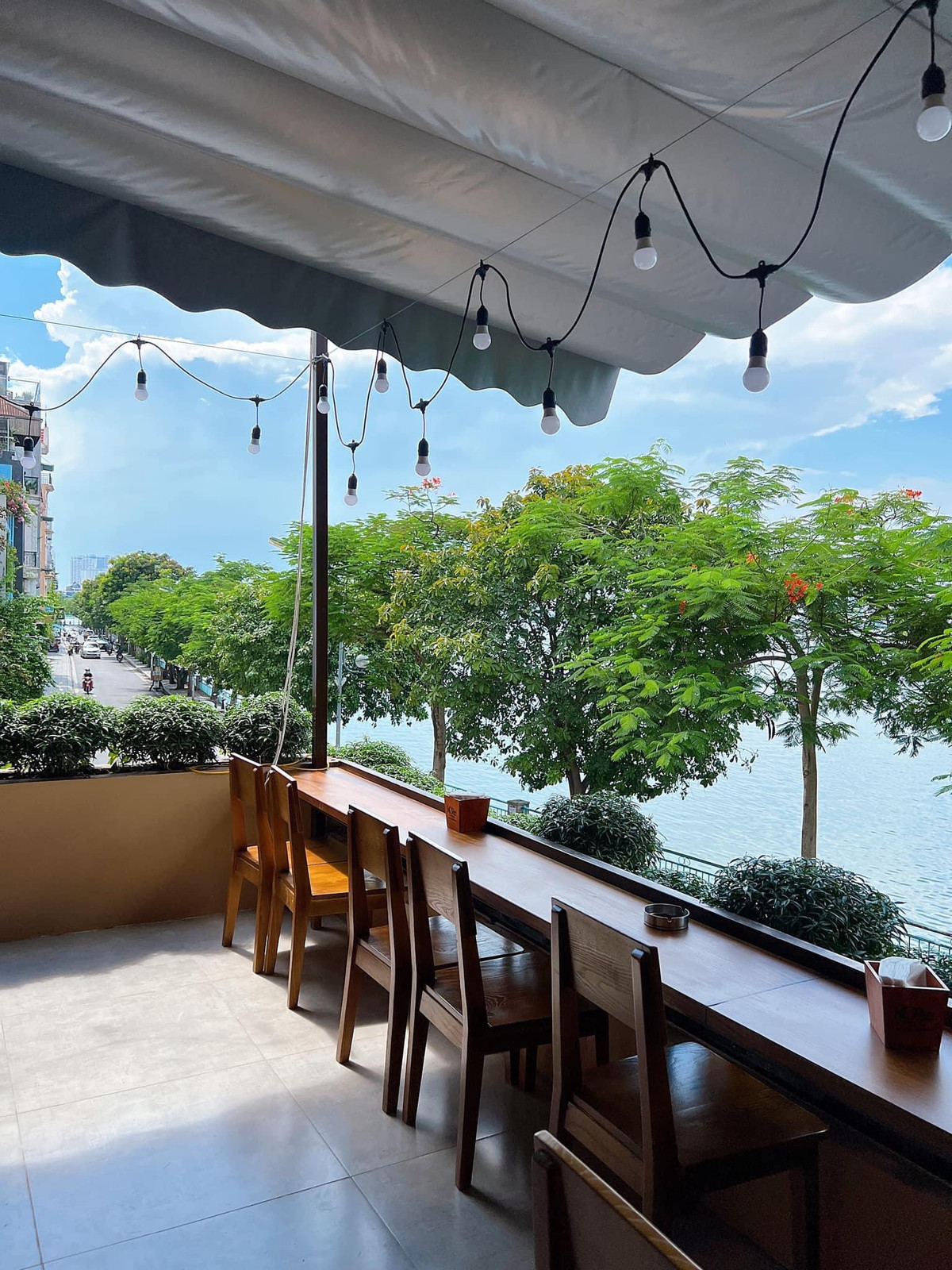 Không gian rộng rãi và không khí cạnh hồ mát mẻ sẽ không làm bạn thất vọng khi đắm mình vào nơi đây. KOPee Coffee hay Tít Coffee ở đường Nguyễn Đình Thi là lựa chọn hoàn hảo. Ảnh: Duc Anh Nguyen