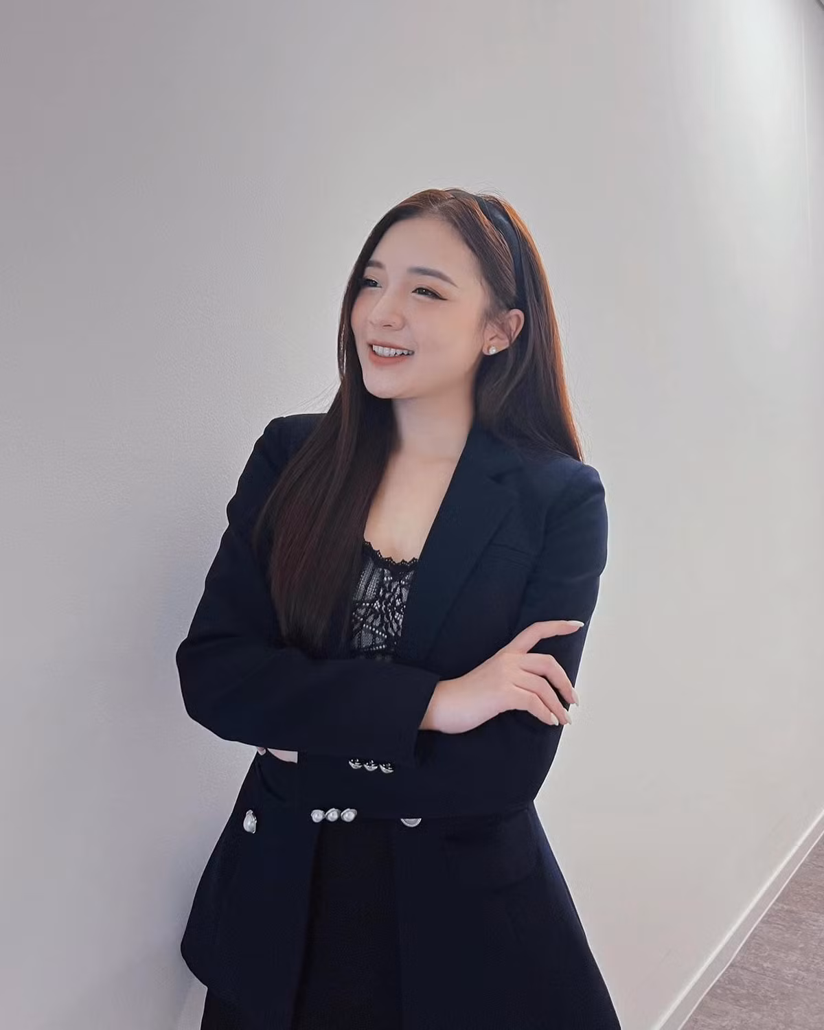 Là MC VTV, Phương Thảo không chỉ có kiến thức chuyên môn vững vàng, khả năng làm chủ tình huống mà cô nàng còn sở hữu nhan sắc ngọt ngào, quyến rũ.