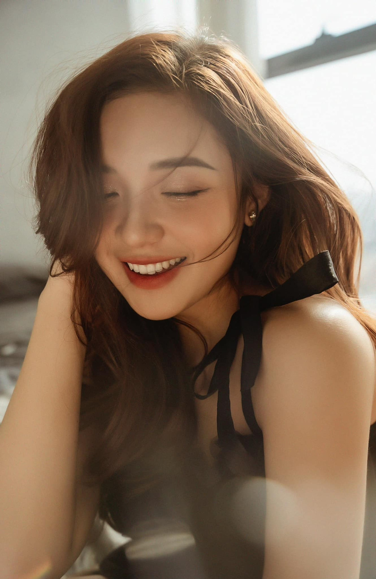 Trong trang phục màu đen huyền bí, nữ MC còn nhận được "mưa lời khen" của cộng đồng mạng.