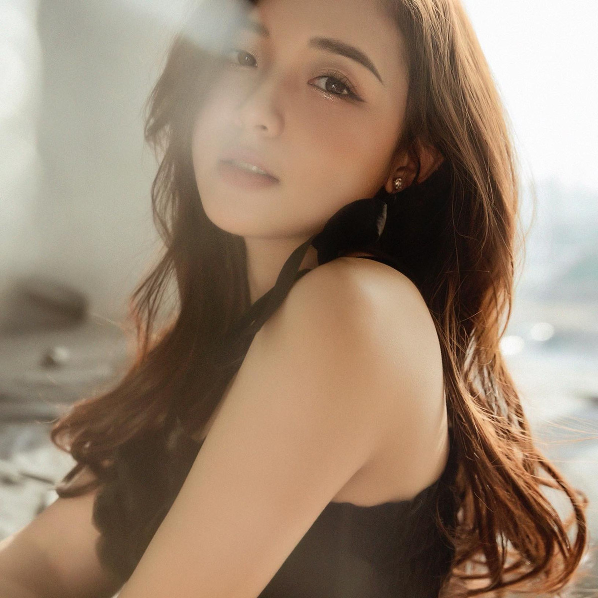 Mới đây, MC Vũ Phương Thảo đã khiến netizen đứng ngồi không yên khi tung bộ ảnh cực kỳ gợi cảm, nóng bỏng.