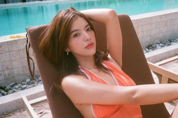 Trúc Anh (Sarocha Burintr, sinh năm 1996) là hot girl mang dòng máu Việt - Thái, sở hữu vẻ đẹp lai cuốn hút và vóc dáng nóng bỏng.