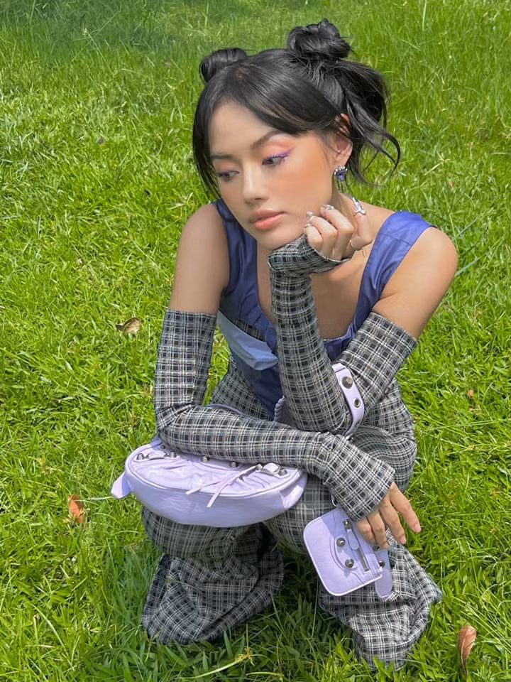 Khánh Linh thường xuyên chia sẻ những hình ảnh về style đời thường hút hồn, khiến chị em muốn học hỏi.