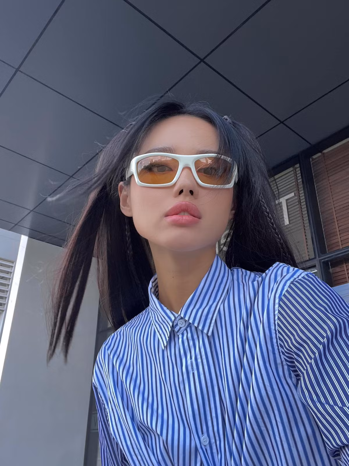 Item này được Khánh Linh nhiều lần lăng xê trước đó. Dù chiếc áo được đánh giá là khó mặc nhưng được người đẹp lên đồ xuất sắc.