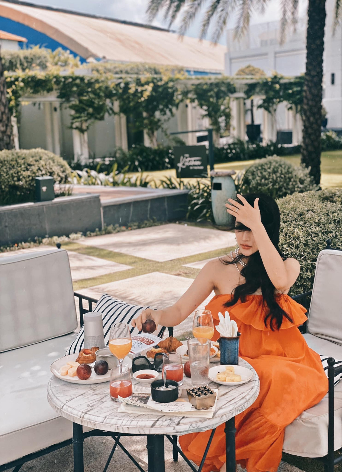 Trước những nghi ngờ của cư dân mạng, cô thừa nhận việc can thiệp y tế ở mũi, cô cũng tỏ ra bức xúc khi nhiều người dùng lời lẽ gây tổn thương để nói về ngoại hình của bản thân.