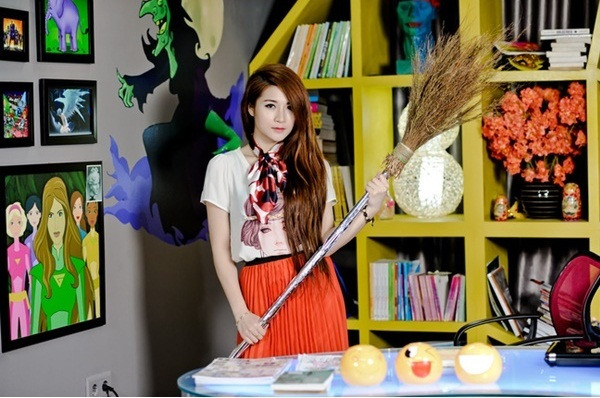 Cựu hot girl Hà thành này còn được nhớ đến với vai trò diễn viên khi tham gia vào các dự án phim đình đám phù hợp với giới trẻ như Nhật Ký Vàng Anh, 5S Online.