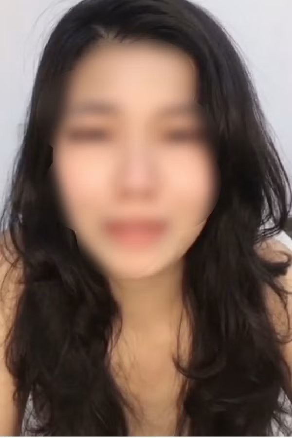 Song cũng vì vụ việc này mà cuộc sống của cô dường như bị đảo lộn. Cô từng viết trên trang cá nhân: "Các bạn chà đạp tôi vì một cái áo. Tôi đứng lên bảo vệ bản thân, thì các bạn cào cấu, dìm tôi xuống. Tôi buồn thì các bạn bảo tôi giả tạo, tôi chia sẻ thì các bạn bảo tôi diễn. Tôi chưa bao giờ làm trái lương tâm của mình". Ảnh: Chụp màn hình