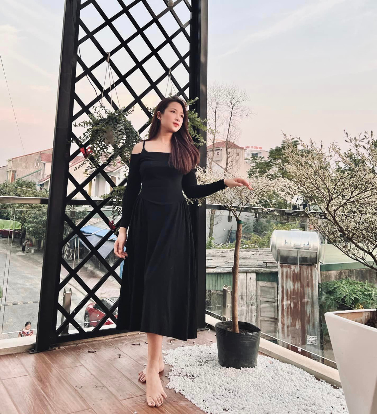 Võ Nhật Linh (sinh năm 1997, Nghệ An), là vợ cầu thủ Phan Văn Đức, cô từng nổi tiếng với hình ảnh cô giáo mầm non xinh đẹp, dễ thương.