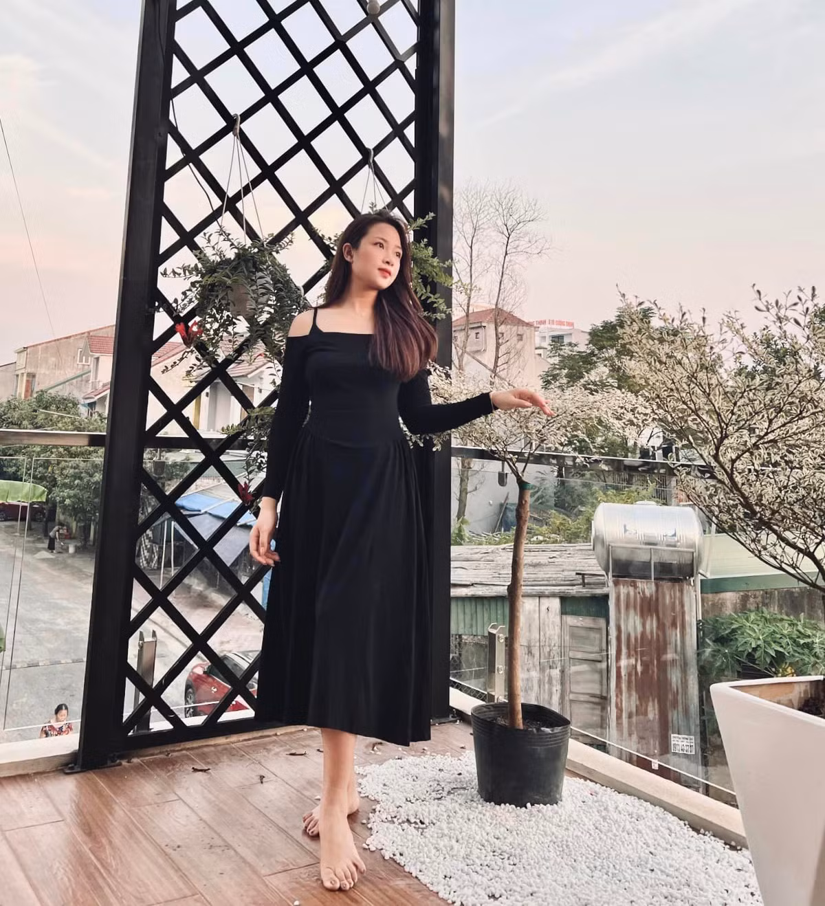 Võ Nhật Linh (sinh năm 1997, Nghệ An), là vợ cầu thủ Phan Văn Đức, cô từng nổi tiếng với hình ảnh cô giáo mầm non xinh đẹp, dễ thương.