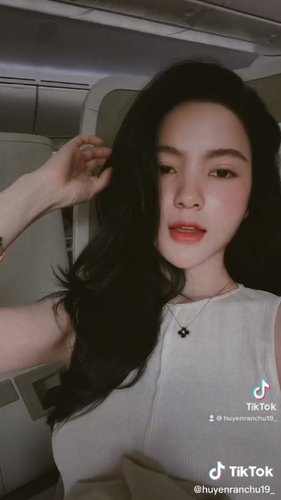 Ngoài Khánh Huyền, bạn gái tin đồn của cầu thủ Quang Hải cũng là nàng WAG sở hữu thân hình gợi cảm.