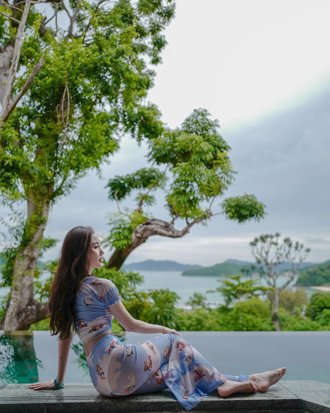 Người đẹp sinh năm 1990 được ví như bông tuyết trắng, "thần tiên tỷ tỷ Thái Lan" vì sở hữu ngoại hình xinh đẹp, nước da trắng như bông bưởi cùng đôi chân dài thẳng tắp.