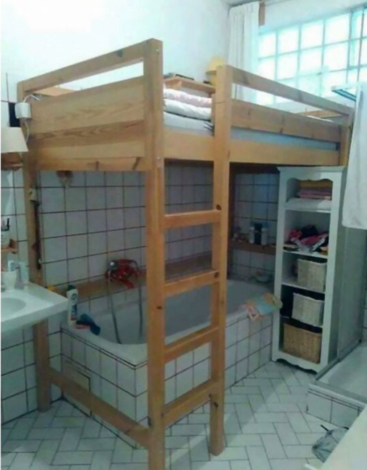 Từ kiểu dáng đến tính năng đi kèm, những mẫu nhà vệ sinh độc lạ này khiến người dùng chỉ biết "cười ra nước mắt".