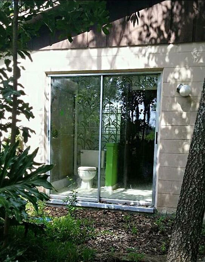 Vừa "giải quyết nỗi buồn" vừa ngắm cảnh chill chill thì sướng còn gì bằng.