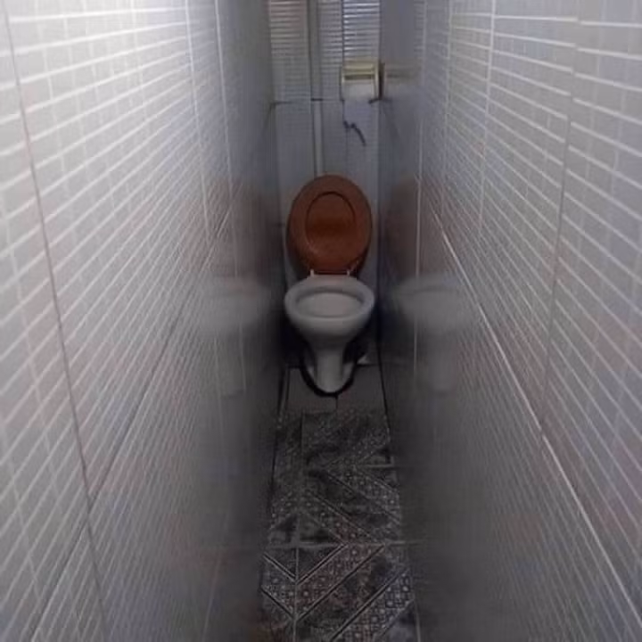 Phải chăng đây là nhà vệ sinh của người tí hon khi lối vào cực hẹp.