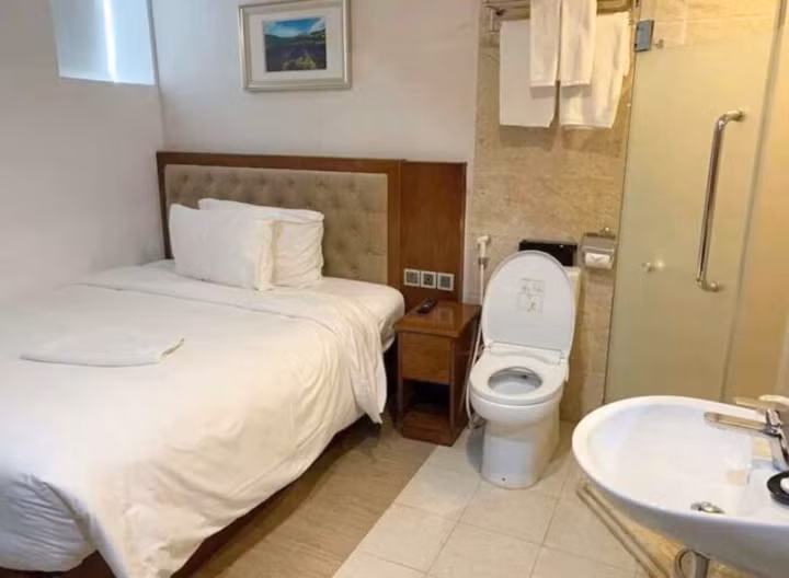 Thế nhưng trên thế giới này vẫn còn tồn tại những kiểu thi công nhà vệ sinh oái oăm, khiến người dùng nhìn thấy thôi là đã “mất hết cả hứng”.