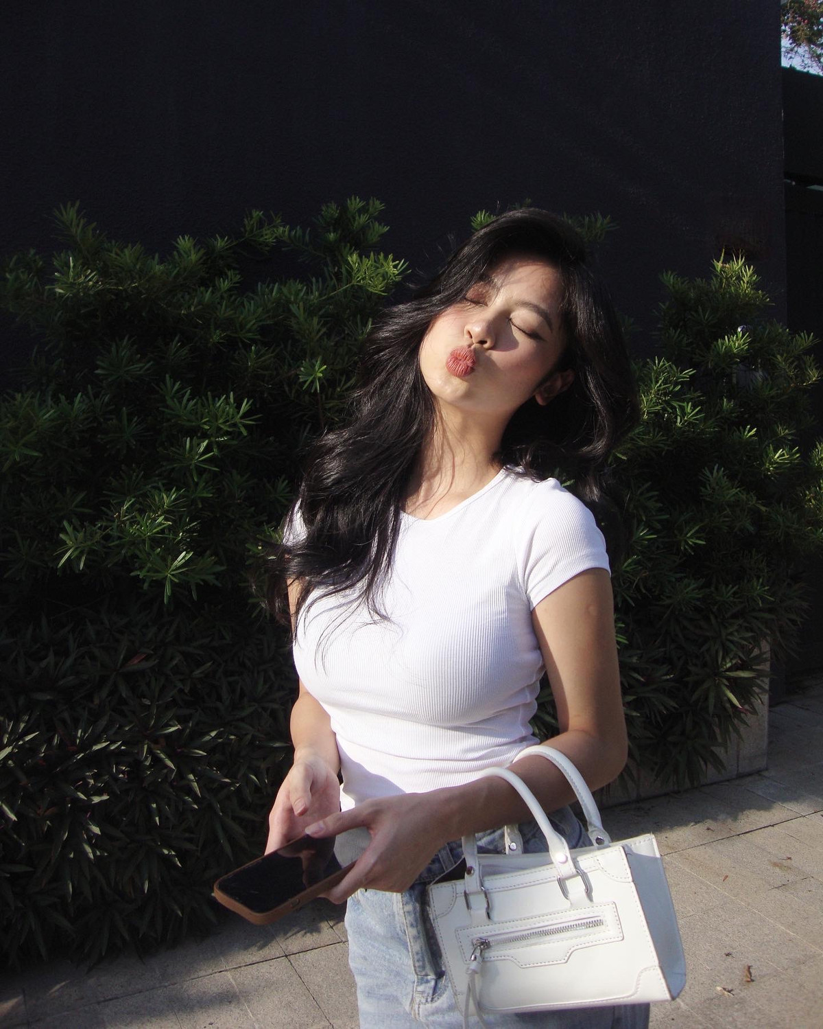 Mặc dù không hoạt động nghệ thuật nhưng Hàn Hằng sở hữu số lượng theo dõi không nhỏ khi có gần 1 triệu người trên các nền tảng như Facebook, Instagram, Tik Tok.