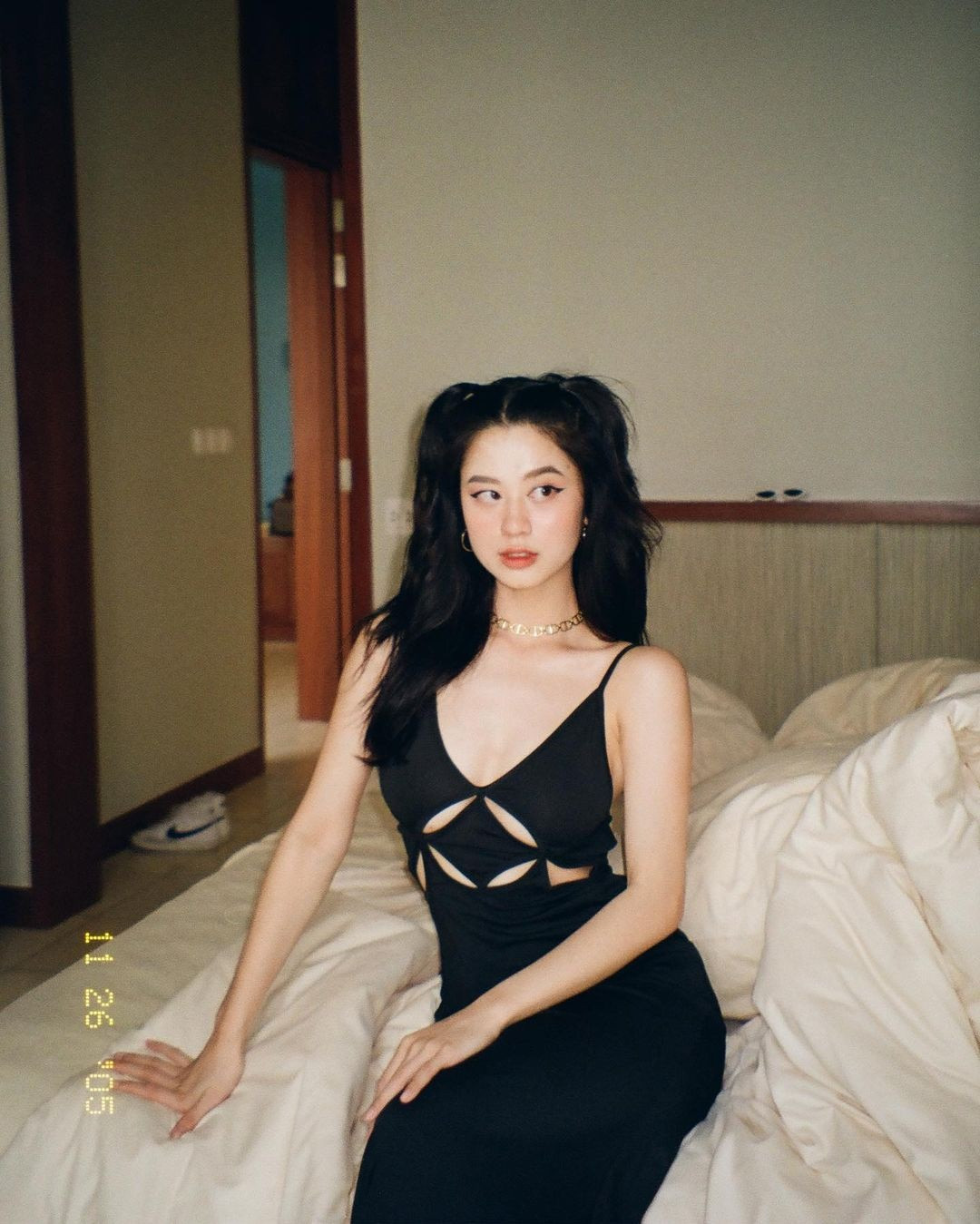 Do lựa chọn phong cách gợi cảm ngay từ khi còn ở độ tuổi teen nên thời gian đầu, Hàn Hằng đã vấp phải nhiều ý kiến khen chê trái chiều.