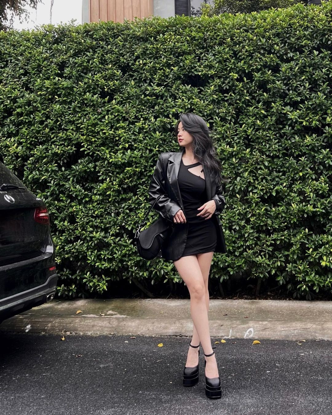 Sau khoảng thời gian hơn 2 năm ít xuất hiện trên các phương tiện truyền thông, hot girl này đã trở lại với phong cách thời trang sang trọng, đẳng cấp và cũng quyến rũ hơn.