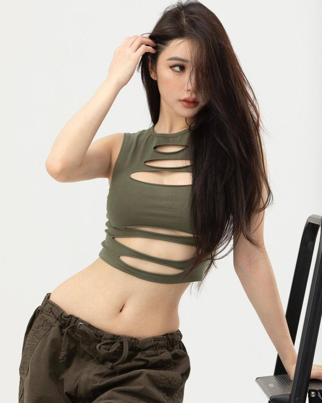 Sở hữu vẻ đẹp sắc sảo và body nóng bỏng, gái xinh xứ Trung này luôn hút mắt người đối diện mỗi khi xuất hiện ở bất cứ đâu.