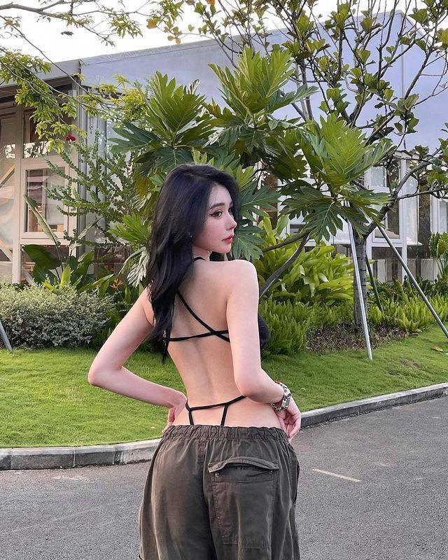 Không chỉ có ngoại hình xinh đẹp, vóc dáng cân đối, cô còn nổi bật với phong cách thời trang quyến rũ.