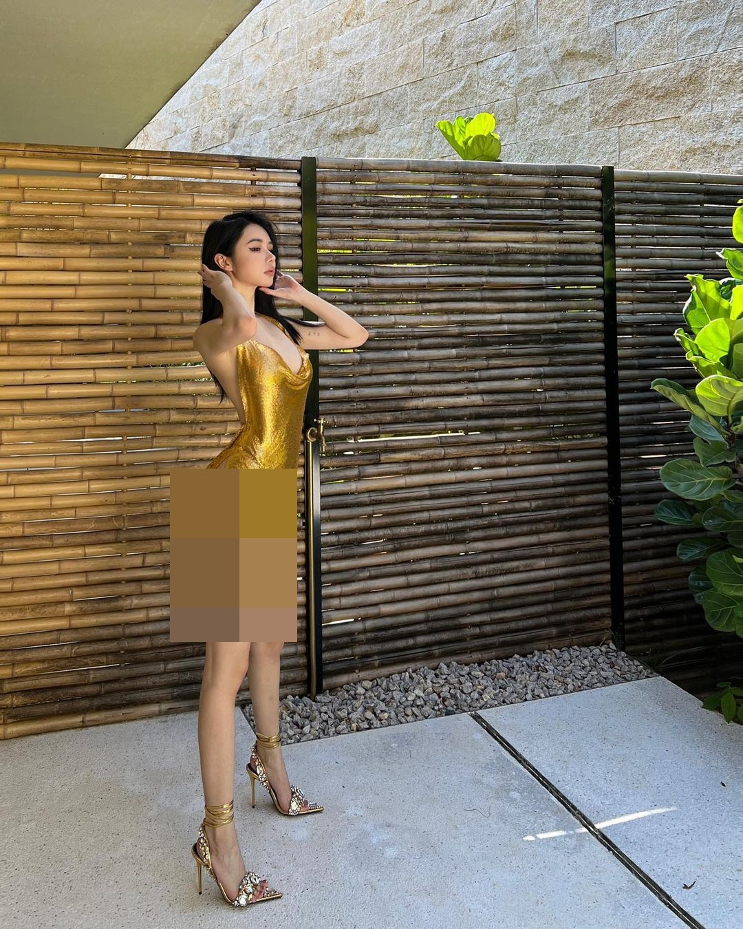 Phần xẻ hông của chiếc váy đã vô tình khiến gái xinh xứ Trung để lộ vòng 3 hớ hênh. Dù nhan sắc có xinh đẹp nhưng cô vẫn nhận về ý kiến trái chiều.