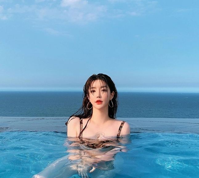 Chẳng cần hở bạo, Yoo Gyeong vẫn ghi điểm với những bộ trang phục có chừng mực, khai thác tối đa vẻ đẹp hình thể.