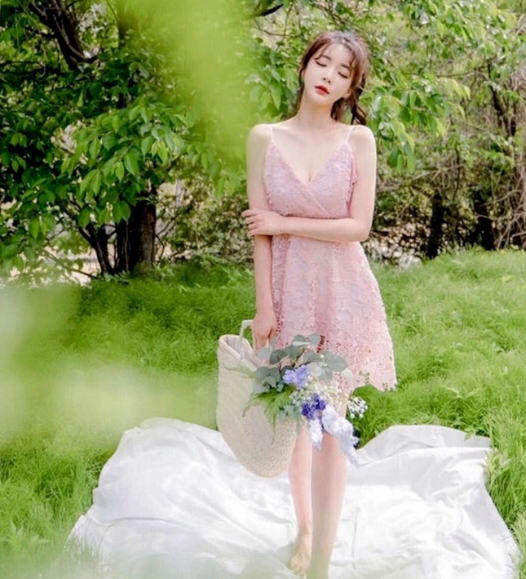 Đặc biệt, khi diện quần jean kết hợp áo bra trong các bộ ảnh nội y, cô nhận được nhiều lời khen ngợi bởi lối mặc tinh tế, tôn đường cong nữ tính.