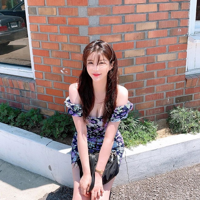 Vóc dáng quyến rũ là một trong những lý do giúp cô nàng tự tin chinh phục nhiều xu hướng thời trang hot.