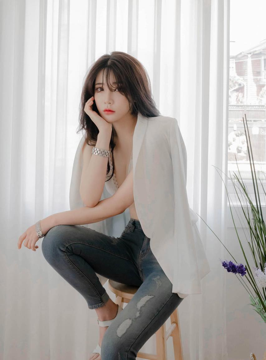 Người đẹp được nhiều người biết đến từ những bộ ảnh diện bikini gợi cảm trên các diễn đàn thời trang của xứ sở kim chi.