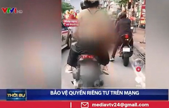 Cụ thể, VTV24 chia sẻ: "Một cô gái đã vô tình vướng vào ồn ào trên mạng bởi 1 clip quay lén. Gọi là quay lén vì clip được quay, đăng tải và chia sẻ chóng mặt, tất nhiên là chưa hề xin phép chủ thể. Cuộc sống của cô của cô gặp nhiều phiền toái với liên tiếp những bình luận ác ý, soi mói đời tư". Ảnh: Chụp màn hình