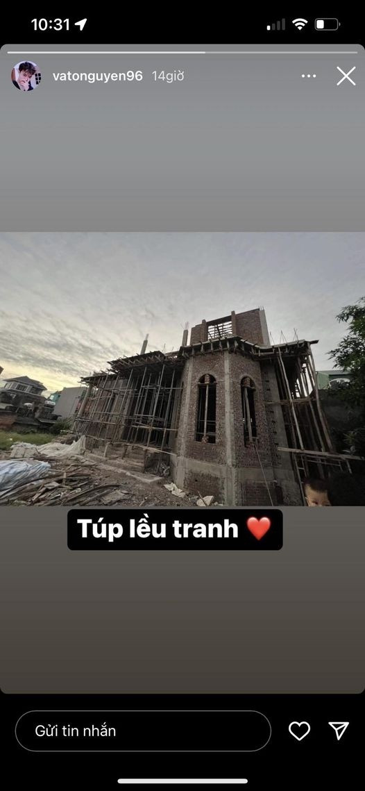 Mới đây cầu thủ Văn Toàn gây chú ý khi nhá ảnh về một ngôi nhà đang trong quá trình xây dựng. Đính kèm, nam cầu thủ chú thích: "Túp lều tranh".