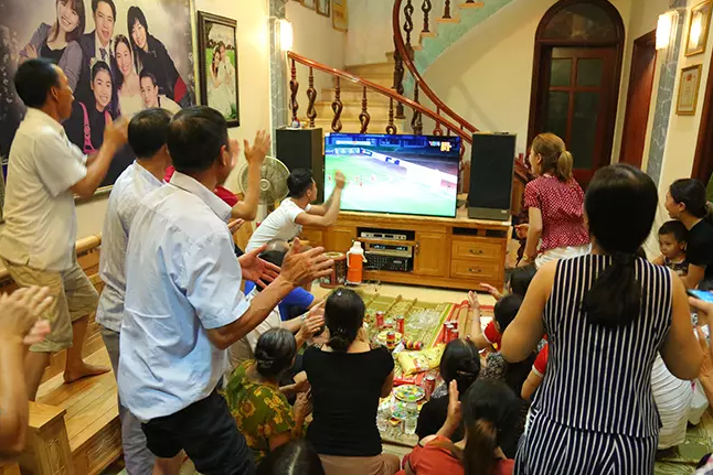 Ngôi nhà của bố mẹ Văn Toàn ở quê cũng rất khang trang. Cứ mỗi dịp nam cầu thủ ra sân thi đấu là hàng xóm lại đến chơi, ngồi kín nhà cổ vũ cho anh.