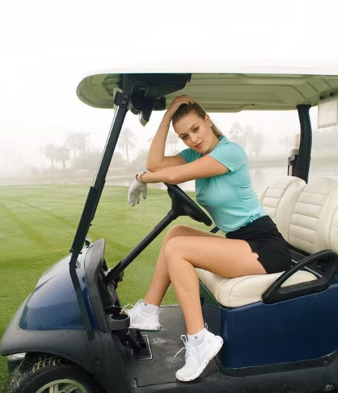 Mặc dù vậy, người ta vẫn thấy trang phục của các nữ golfer vẫn ngày một gợi cảm. Ảnh: IGNV