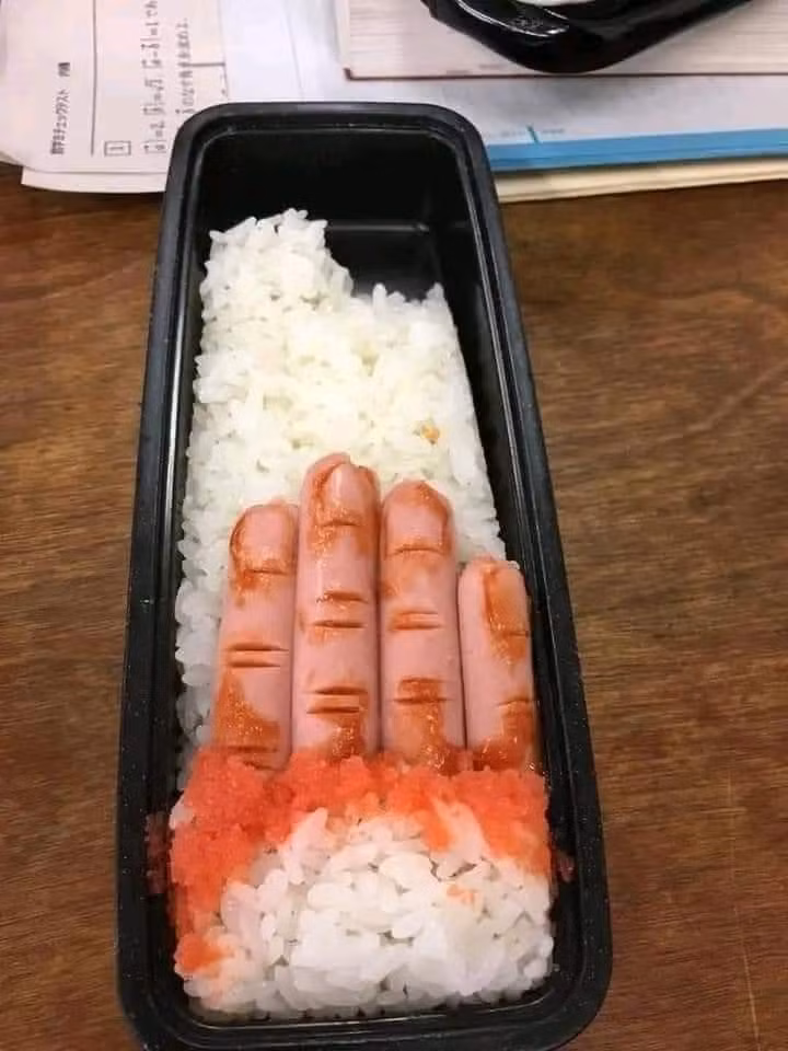 Chẳng hiểu lúc nấu ăn, tâm lý chị em thế nào hay là vì tay nghề chưa đủ khéo mà sáng tạo ngay hộp cơm bento này.